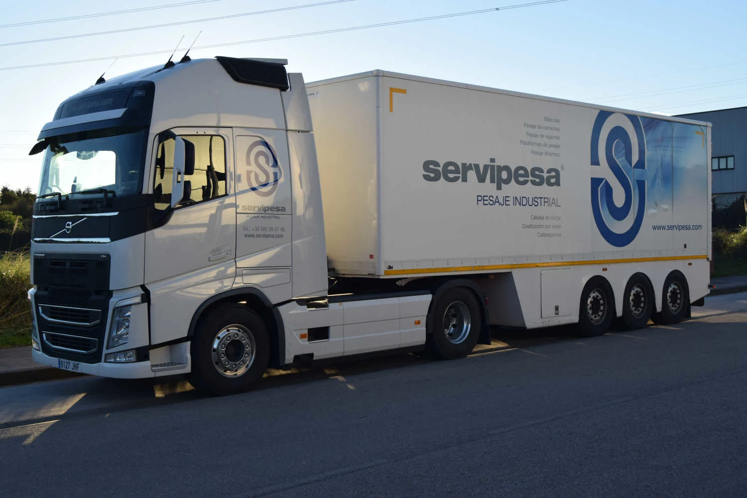 Camión en báscula de pesaje industrial